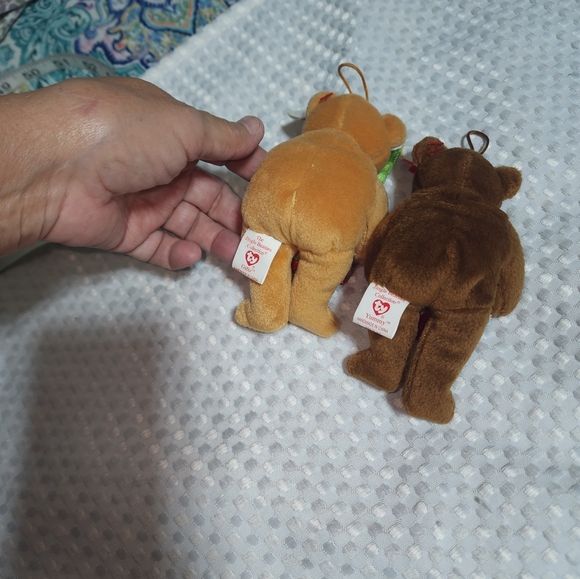 TY BEANIE BABIES EUC SET OF 2 CHRISTMAS ORNAMENTS YUMMY & GIFTS BEARS - Picture 2 of 8
